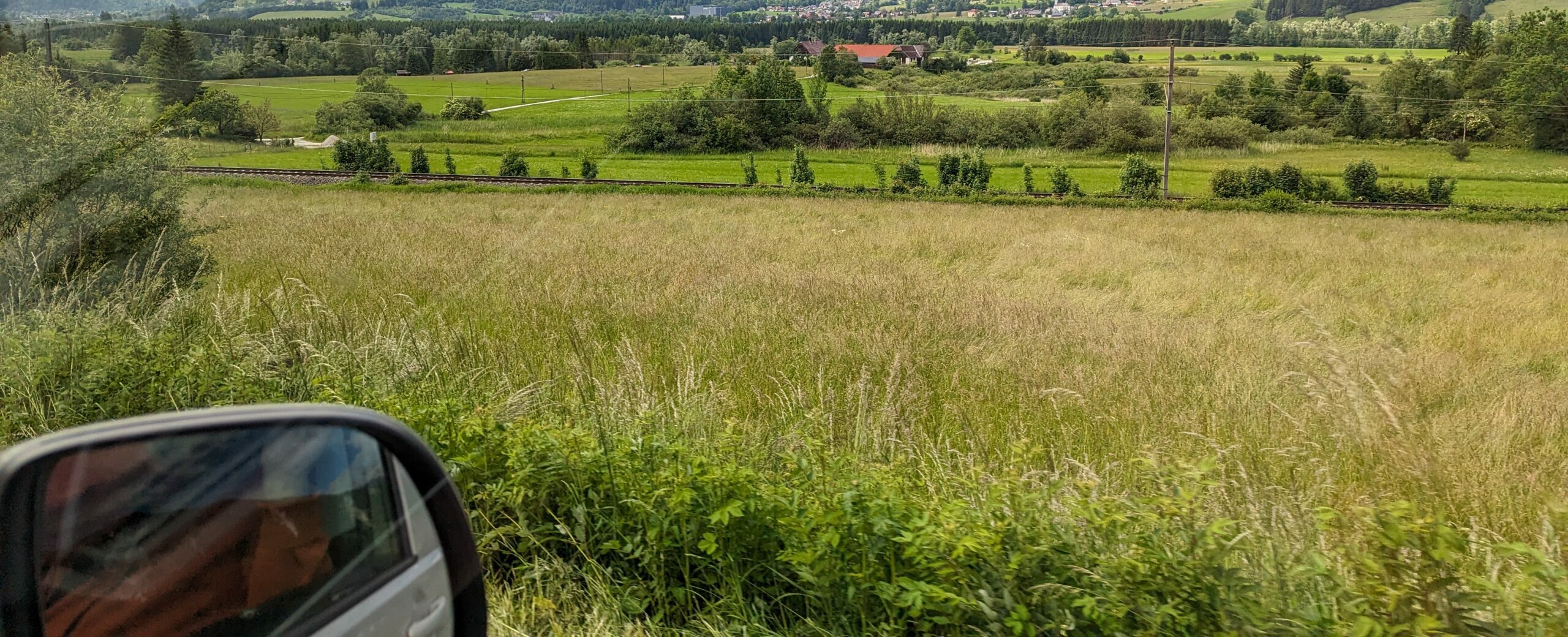 Autospiegel mit Landschaft